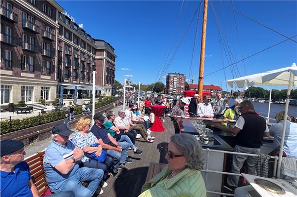 Schon Tausende auf dem Matjesfest in Emden