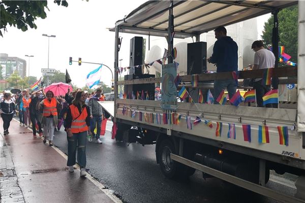 Der erste CSD Emden ist mit einer Demo gestartet