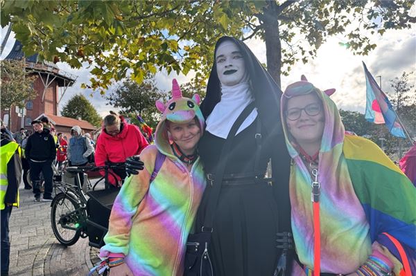 Rund 250 sind in Norden zum ersten Herbst Pride gestartet