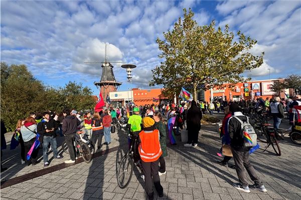 Rund 250 sind in Norden zum ersten Herbst Pride gestartet