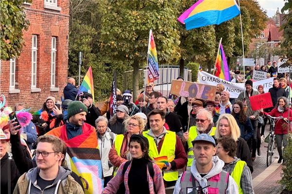 Rund 250 sind in Norden zum ersten Herbst Pride gestartet