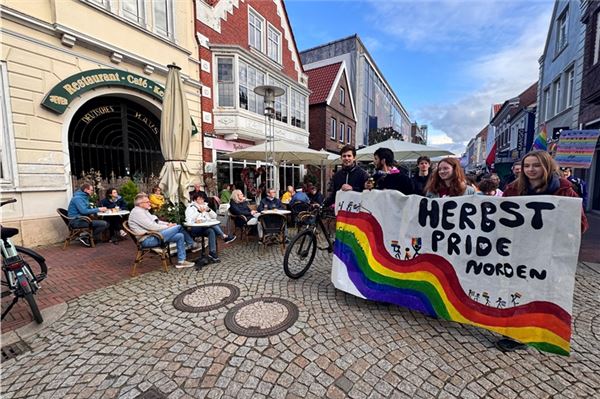 Rund 250 sind in Norden zum ersten Herbst Pride gestartet