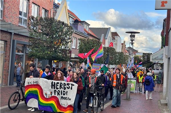 Rund 250 sind in Norden zum ersten Herbst Pride gestartet