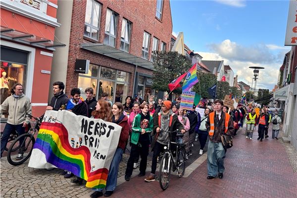 Rund 250 sind in Norden zum ersten Herbst Pride gestartet