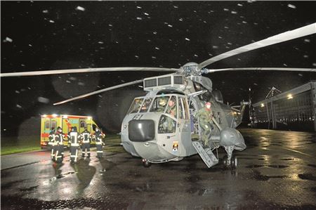 Weil andere Hubschrauber nicht für Flüge bei Nacht und stürmischem Wetter ausgelegt sind, sprang ein Marinehubschrauber ein, während die Feuerwehr Norden für Licht sorgte.