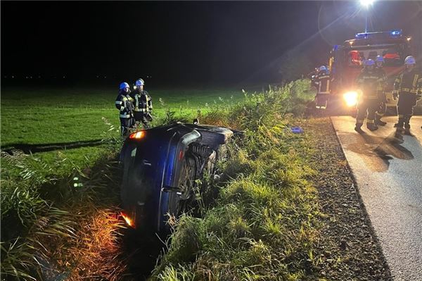 Weil der Fahrer einen Absperrpfosten auf der Fahrradstraße übersah, geriet der Wagen in den Graben.