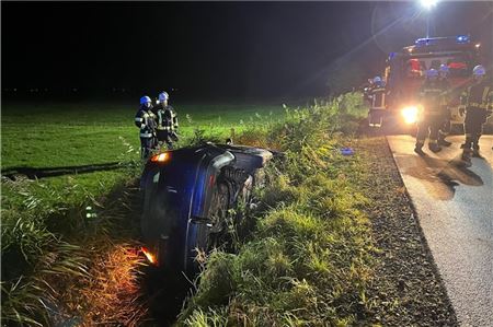 Weil der Fahrer einen Absperrpfosten auf der Fahrradstraße übersah, geriet der Wagen in den Graben.