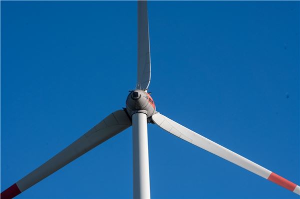 Weil ein Landwirt eine Windkraftanlage auf seinem Grundstück auf eigene Faust abriss, hat er jetzt Ärger mit dem Landkreis Aurich. Symbolfoto: Ute Bruns