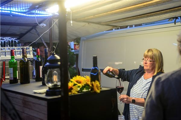 Nachtbummel mit Musik und vielen Angeboten Wein für jeden Geschmack gibt es morgen Abend beim Textilhaus Ennenga.