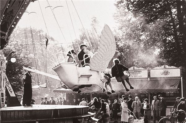 Weit vor den 1950ern amüsierten sich die Norder auf dem Pfingstmarkt. Foto: Sammlung Heiko Wilts