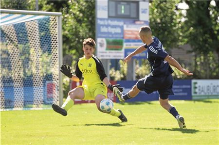 Weiter fleißiger Punktesammler. Der SV Hage – in Aktion Pascal Boden – nutzte seine Überlegenheit gegen SF Larrelt allerdings erst spät. Foto: Ute Bruns