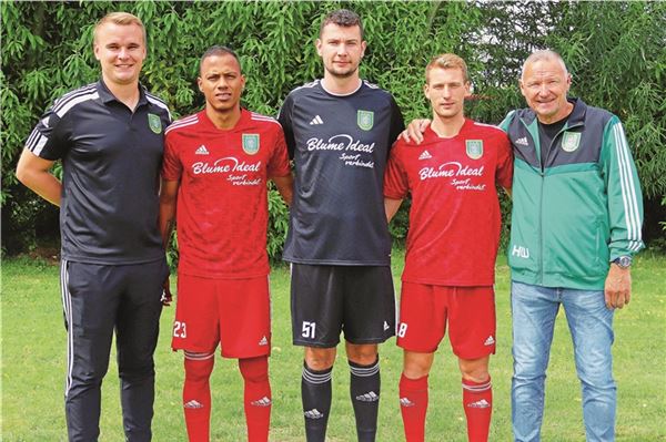 Weiter verstärkt. Gemeinsam mit dem reaktivierten Sportlichen Leiter Heiner Wolthoff (r.) freut (v. l.) Jonas Petersen sich über die drei Neuzugänge Brayan Hernandez Asprilla, Joachim Groenewold und Heiko Visser. Foto: Erwin Schoneboom