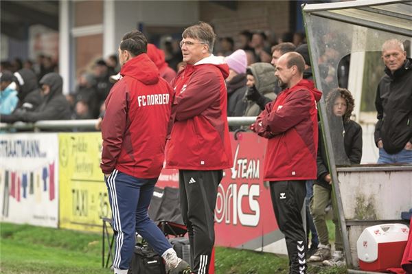 Weiterhin zuversichtlich. Das Norder Trainerteam um Chefcoach Thomas Jakobs (Mitte) will in den fünf ausstehenden Partien vor der Winterpause zurück in die Erfolgsspur finden. Foto: Ute Bruns