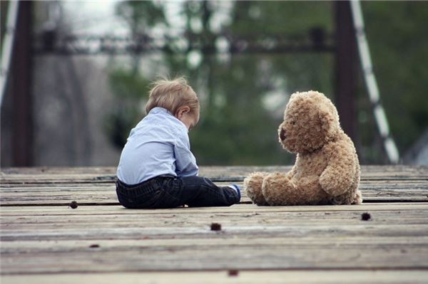 Wenn der Teddy zum letzten Vertrauten wird, ist bereits vieles schiefgegangen. Foto: pixabay
