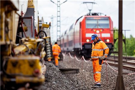 Wenn die Deutsche Bahn baut, dauerts mal wieder länger. Ab 8. Februar müssen Reisende für drei Wochen auf den Bus umsteigen.