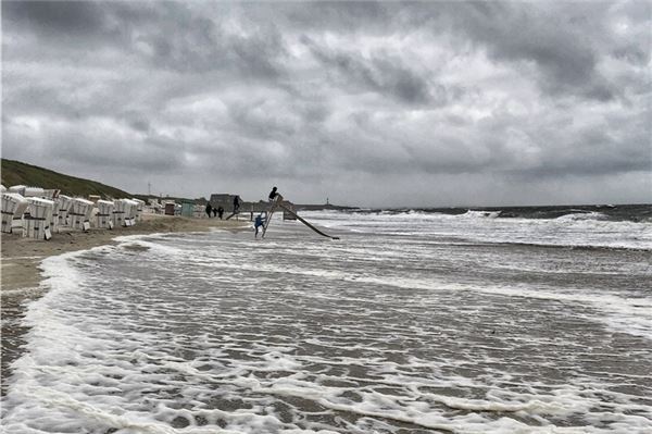 Wenn es an der Nordseeküste stürmt, werden auch mal die Strände – wie hier auf Baltrum – überflutet. Bei schweren Sturmfluten kommt es zudem immer wieder zu Schäden. Foto: Hauke Eilers-Buchta