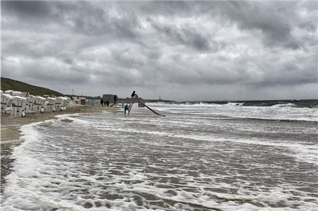 Wenn es an der Nordseeküste stürmt, werden auch mal die Strände – wie hier auf Baltrum – überflutet. Bei schweren Sturmfluten kommt es zudem immer wieder zu Schäden. Foto: Hauke Eilers-Buchta
