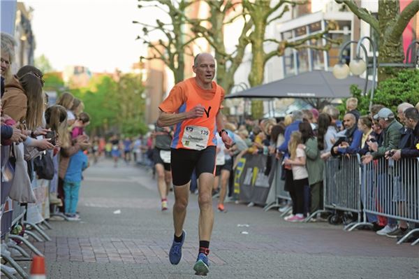 Coordes und Kuhlen triumphieren Wer liegt wo? Der Berumburer Ralf Lottmann wurde 30. Christoph Carls (Foto, 66.) war zweitbester NTVer. Kurt Eden wurde 181. Foto: Daja Ecke