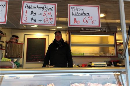 Werner Poppen ärgert sich über die Verlegung des Wochenmarktes und fürchtet Einbußen beim Umsatz, mehrere seiner Kollegen sehen das ähnlich. Fotos: Hauke Eilers-Buchta