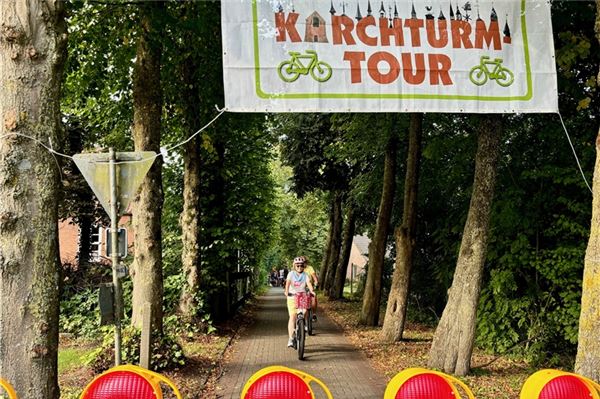 Wetterglück und eine gut organisierte Route: Die zehnte Krummhörner Kirchturmtour hatte zeitweise mehr als 600 Teilnehmer. Fotos: Nicole Frischlich