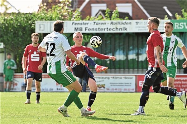 Wichtiger Heimsieg im Kellerduell. Der RSV Visquard behauptete sich gegen TuRa Marienhafe und schöpft so neue Hoffnung im Abstiegskampf. Foto: Ute Bruns