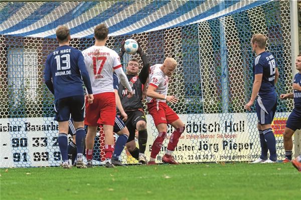 Wichtiger Rückhalt. Mit mehreren Paraden hielt Kai Barkhoff den SV Hage im Spiel. Am Ende aber war er gegen Großefehns Torjäger Klaas Bikker machtlos. Foto: Ute Bruns