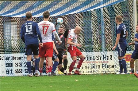 Wichtiger Rückhalt. Mit mehreren Paraden hielt Kai Barkhoff den SV Hage im Spiel. Am Ende aber war er gegen Großefehns Torjäger Klaas Bikker machtlos. Foto: Ute Bruns