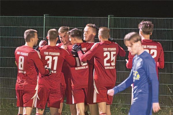 Wieder Grund zur Freude. Wie in der Vorwoche feierten die Pewsumer einen deutlichen Sieg. Foto: Ute Bruns