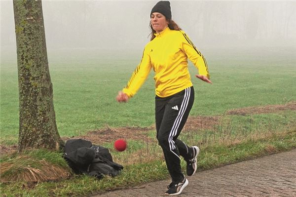 Wieder in der Bezirksklasse unterwegs. Die Boßlerinnen des Vizemeisters „Germania“ Menstede/Arle nehmen den Platz von „Frisia“ Berumerfehn ein. Foto: Johannes Müller