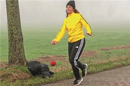 Wieder in der Bezirksklasse unterwegs. Die Boßlerinnen des Vizemeisters „Germania“ Menstede/Arle nehmen den Platz von „Frisia“ Berumerfehn ein. Foto: Johannes Müller