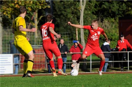 Wiedergutmachung. Der FC Norden – am Ball Marek Janssen, daneben Alexander Aerts, hier gegen TuS Middels – trifft nach der 1:5-Pleite in Esens heute auf den SV Großefehn. Foto: Ute Bruns