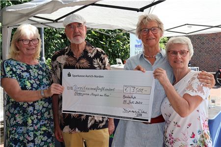 Wilma Voss (v. l.), Toni de Buhr, Irmgard Fischer (vom Hospiz) und Petra de Buhr bei einer Spendenübergabe. Foto: Irmi Hartmann