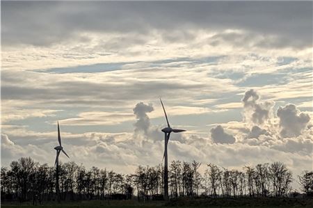 Windkraftanlagen in Ostfriesland. Es läuft gut derzeit. Aber ob die Rahmenbedingungen so günstig bleiben? Der Windverband hat da seine Zweifel.