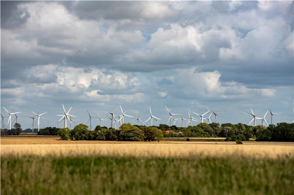 Windräder im Norden erzeugen Strom für Deutschland. In Ostfriesland weiß das jeder. Dem restlichen Deutschland ist es eher egal. Das soll sich jetzt ändern. Foto: ubr