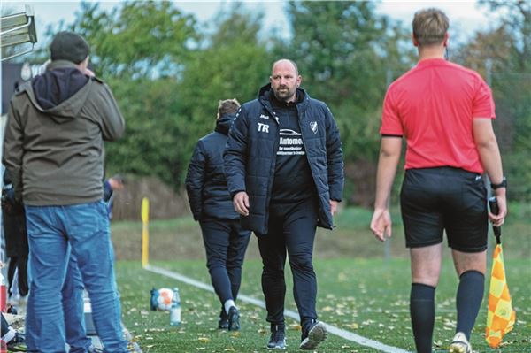 „Wir haben erst einmal Obacht darauf gelegt, die Stimmung wieder ins Positive zu bekommen“, erklärt Matthias Voss. Nach dem direkten Abstieg aus der Bezirksliga mischt der TuS Hinte als Tabellenzweiter prompt wieder im Spitzenfeld der Ostfrieslandliga mit. Foto: Meret Edzards-Tschinke