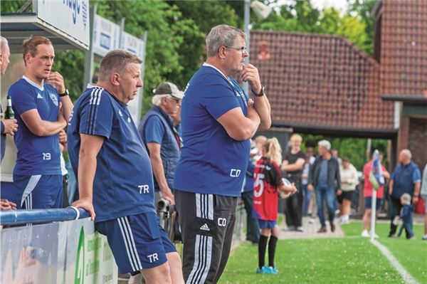 „Wir haben verdient gewonnen“, meinte Hages Trainer Mario Look (l.), hier mit Co-Trainer Gerold Hinrichs.