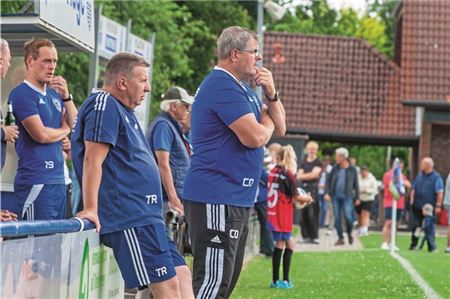 „Wir haben verdient gewonnen“, meinte Hages Trainer Mario Look (l.), hier mit Co-Trainer Gerold Hinrichs.