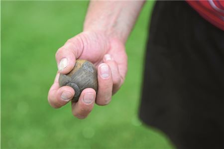 „Wir müssen es einfach nur machen.“ Der Wunsch von Ehrenfeldobmann Gerd Wessels, den Kloot zur Hand zu nehmen, erfüllt sich immer seltener. Foto: Tebben-Willgrubs