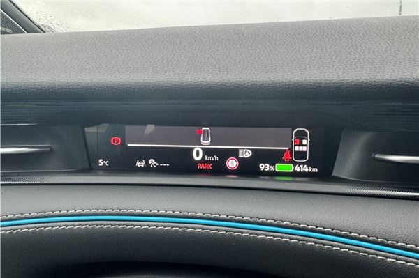 Wo andere E-Autos Riesenbildschirme hinters Lenkrad zwingen, zeigt der ID.7 nur das Notwendigste. Die wesentlichen (Fahr-)Informationen spiegelt das Head-up-Display direkt ins Sichtfeld des Fahrers auf die Straße. Fotos: Meret Edzards-Tschinke (3)/sb (2)