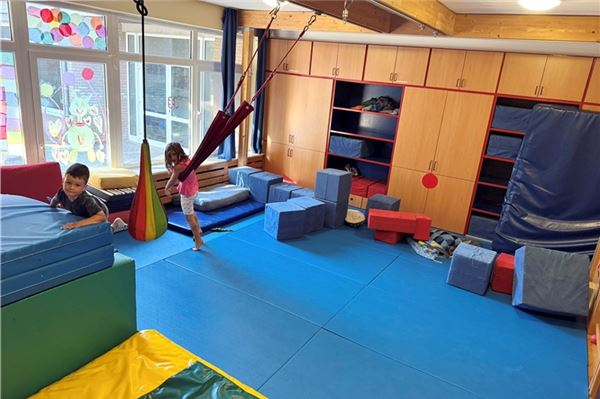 Wo einst Kita-Kinder ausgelassen toben konnten, findet jetzt Schulunterricht statt.