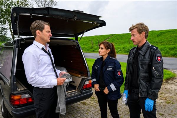 Wolfgang Habedank (Holger Stockhaus, l) und die Polizisten Süher Özlügül (Sophie Dal) und Henk Cassens (Maxim Mehmet) in einer Szene des Krimis «Friesland - Abdrift» der am Mittwoch, 29.01.2025 im ZDF gezeigt werden soll.