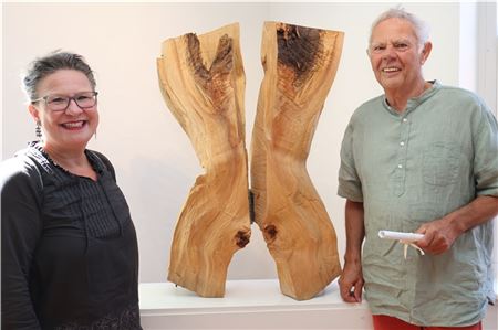 Wolfgang Metzler und Ulrike Sanne vor einer Skulptur der Ausstellung „Nachhaltig und vergänglich“ im Kunsthaus Norden. Bis zum 21. September sind die Werke zu sehen. Foto: Irmi Hartmann