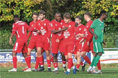 Wollen nicht nur Tore im Spiel, sondern auch am Ende den Sieg gemeinsam feiern. Die Fußballer des FC Norden lechzen nach dem Erfolgserlebnis. Foto: Meret Edzards-Tschinke