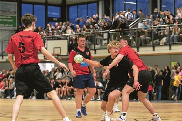 Wurfversuch. Im Hintergrund verfolgen zahlreiche Zuschauer das Geschehen. Fotos: Edzards-Tschinke