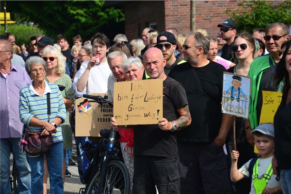 Zahlreiche Demonstranten versammelten sich am Ende des Marschs vor dem Haus von Ludwig Smidt.