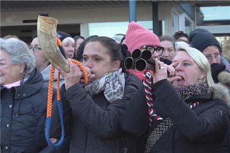 Zahlreiche Frauen haben auf Borkum gegen ein Ende des „Klaasohm“-Brauchs demonstriert.