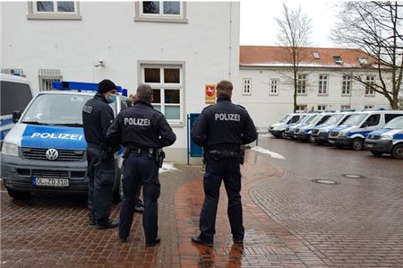 Zahlreiche Mannschaftswagen der Polizei waren gestern vor dem Auricher Amtsgericht vorgefahren. Foto: Ricken