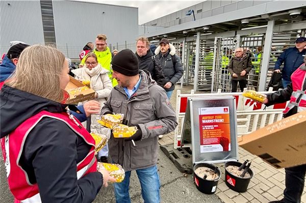 Zahlreiche Mitarbeiterinnen und Mitarbeiter beteiligen sich auch am Montag wieder an den Protestaktionen.