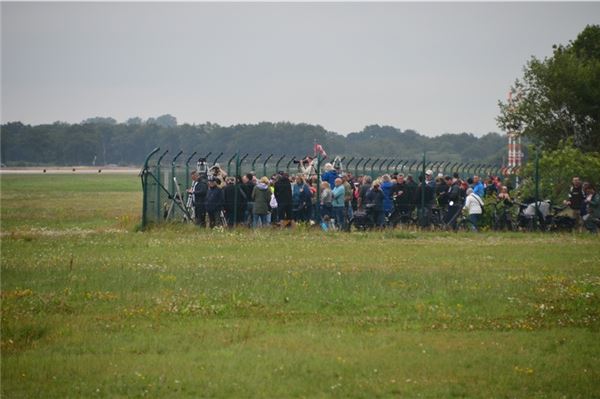 Zahlreiche Schaulustige und Planespotter versammelten sich.