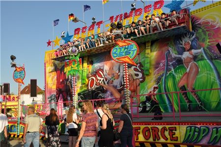 Zehntausende Besucher werden auch dieses Jahr wieder nach Esens zum Schützenfest kommen. Archivfotos